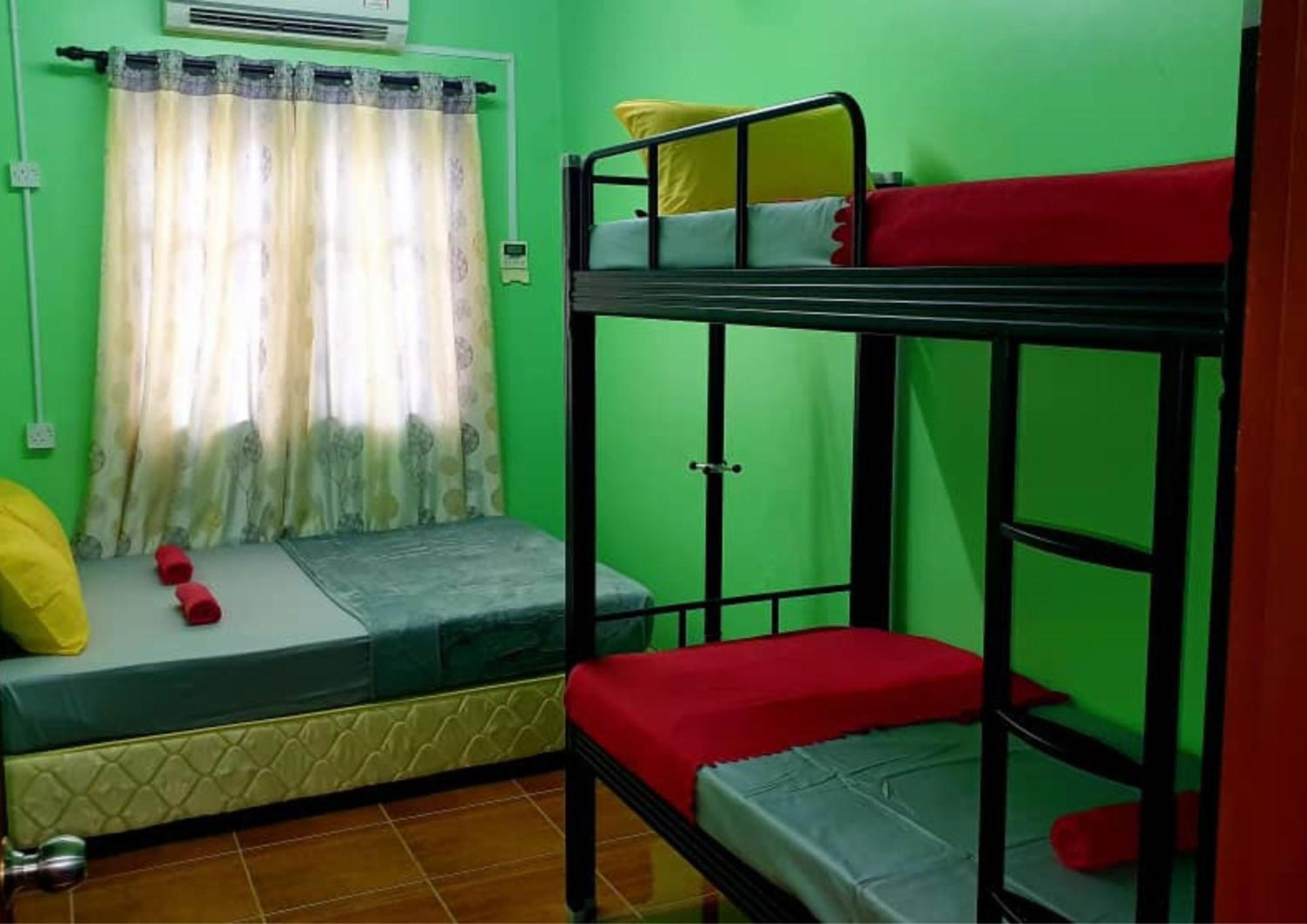 Shoplot Hostel Pangkor Kampong Pasir Bogak Esterno foto